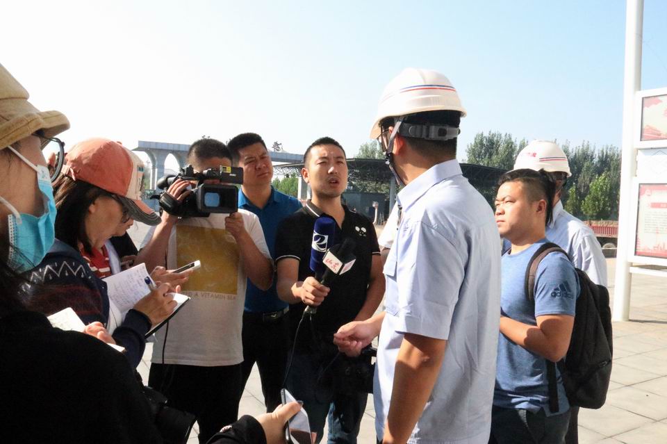 “大河奔騰”主題采訪團走進濟礦物流2.jpg