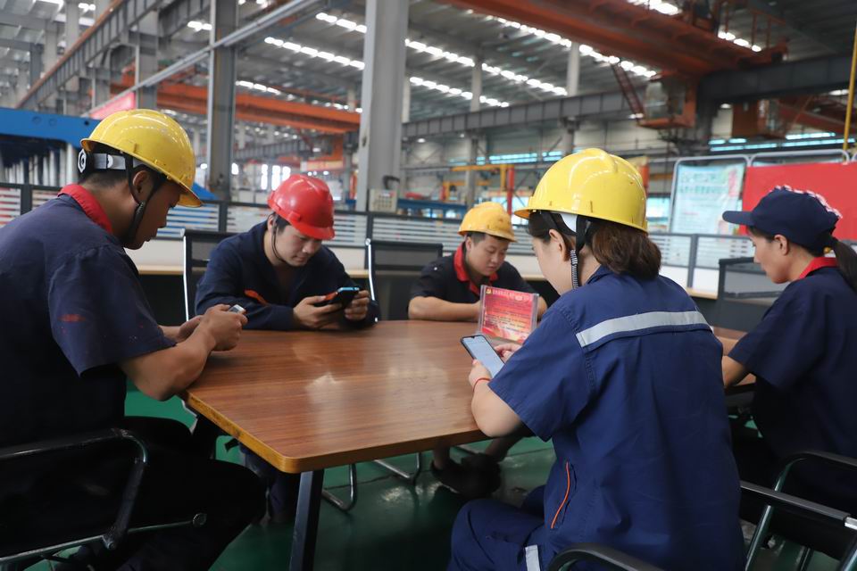 職工們利用休息時間做題.jpg