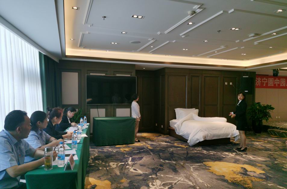 圓中園公司：圓中園公司技能比武圓滿落幕鋪床（王震）.jpg
