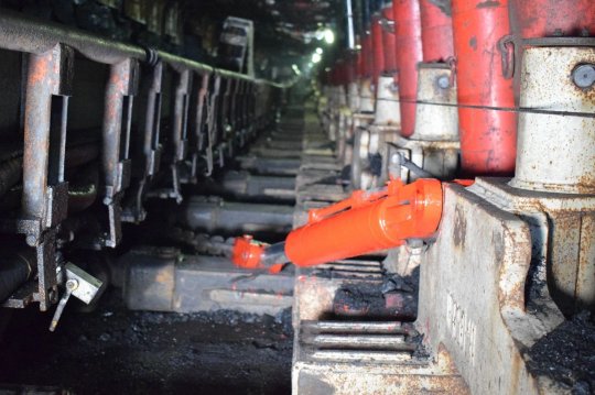 金橋煤礦“千斤頂控溜法”巧控刮板輸送機上竄下滑
