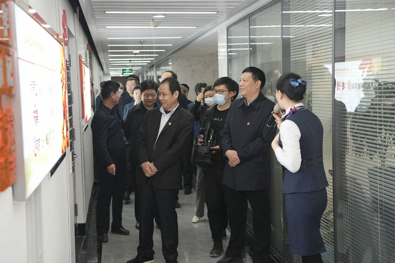 全市國資系統觀摩團走進集團公司精密制造產業園、東方世紀大廈觀摩指導3.jpg