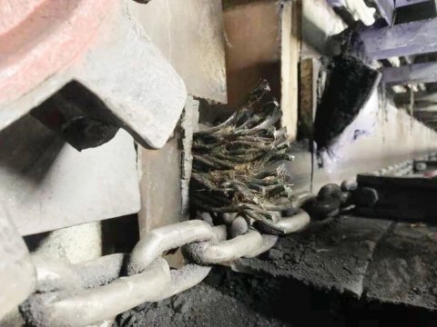 朱家峁煤礦：刮板輸送機清掃器 一招解決矸石卡鏈