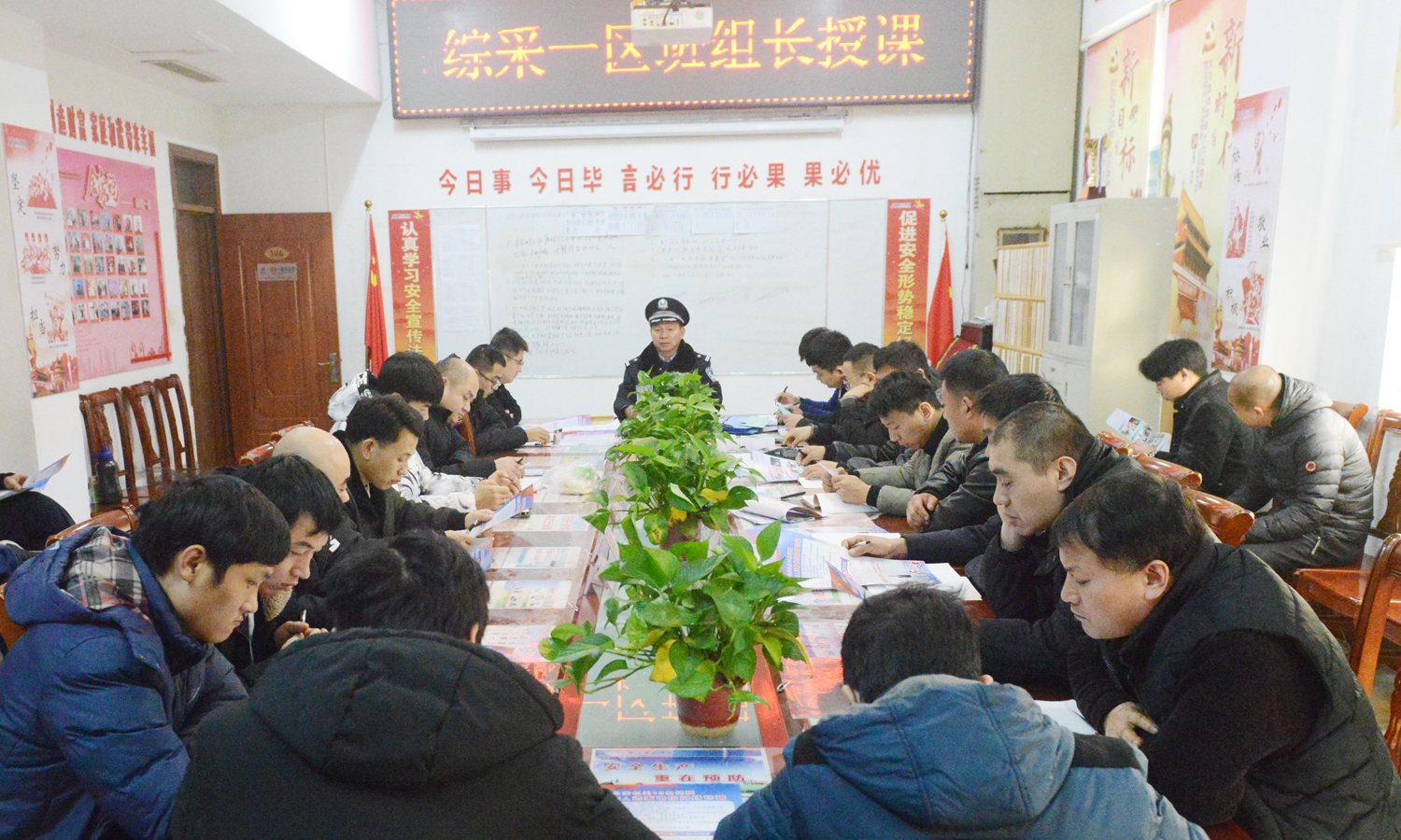 霄云煤礦邀請派出所專家民警巡回給工區職工進行法制意識教育.JPG