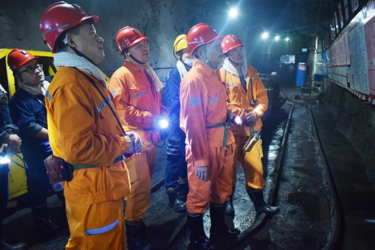 市能源局組織專家到運河煤礦開展“專家查隱患”活動