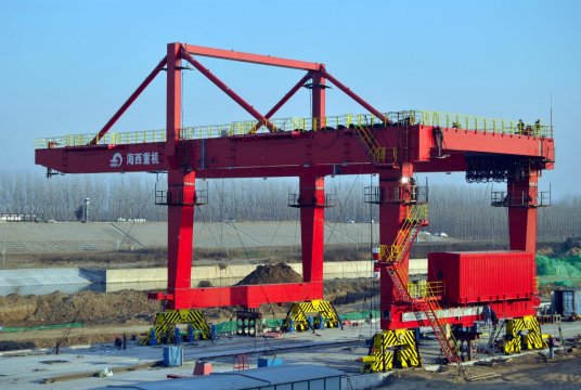 濟礦物流集裝箱碼頭岸邊門式起重機正在安裝