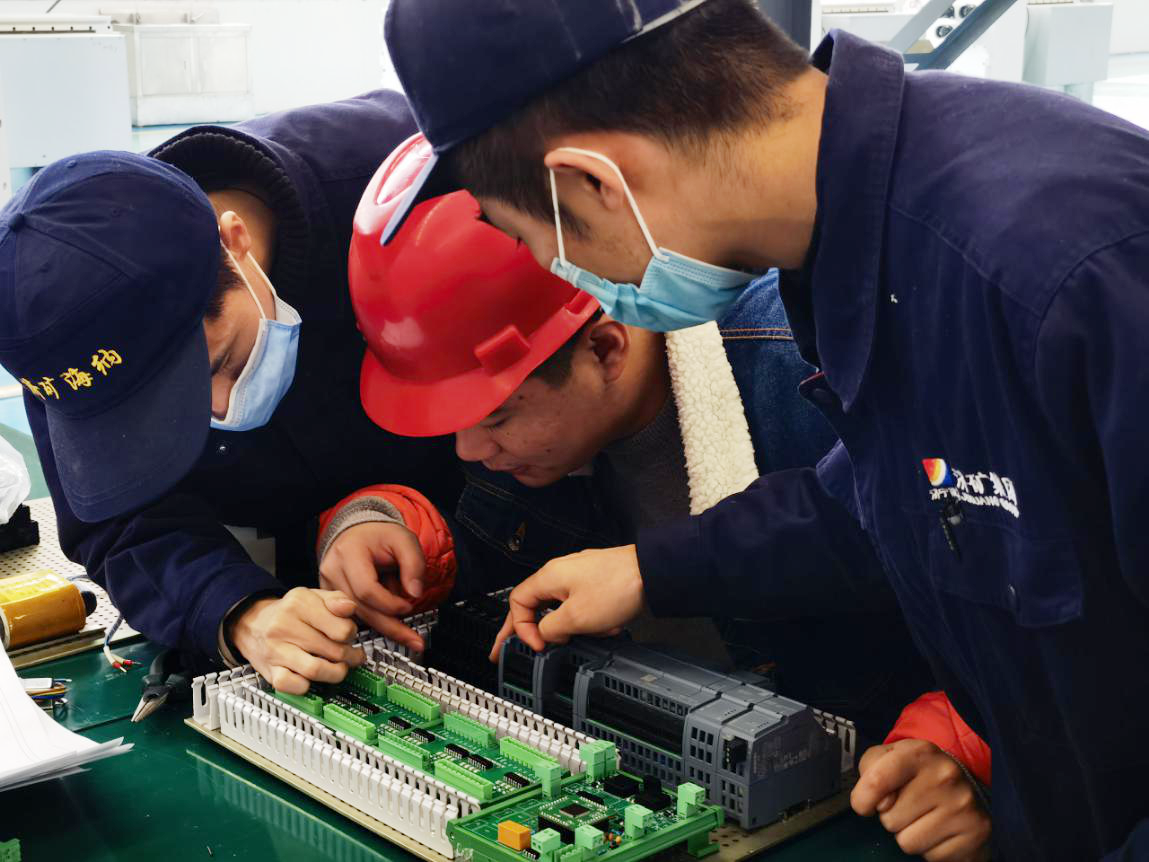 安居煤礦與海納科技的技術人員正在調試控制系統.png