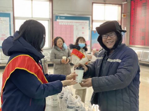 運河煤礦：濃情姜茶送健康 驅走寒冷暖人心