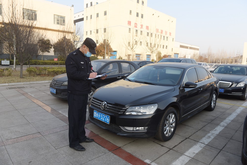 工作人員對車位進行實施統計后上傳微信群.jpg