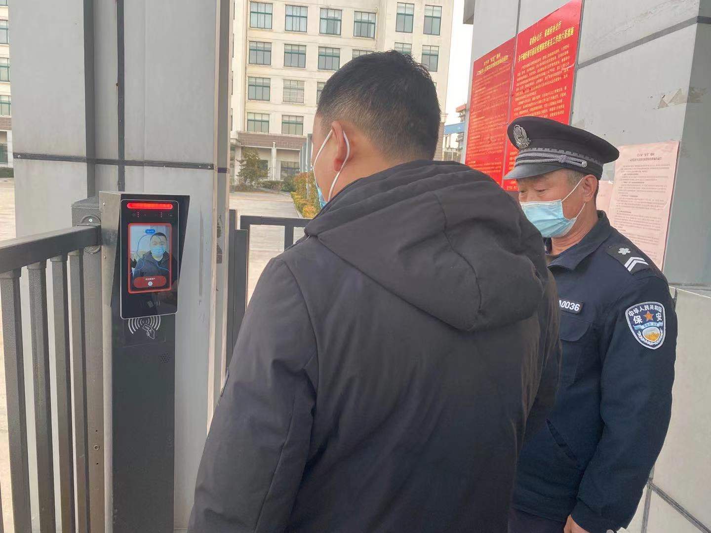 民生熱能：人臉測溫門禁“神器”上崗  筑牢防疫“關口”（潘璇 齊邦宇）.jpg