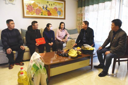 濃濃組織情  佳節送溫暖——霄云煤礦走訪慰問困難黨員