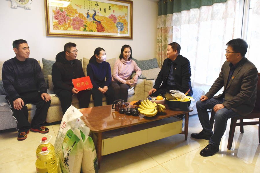 霄云煤礦為困難黨員送去過節物資.jpg
