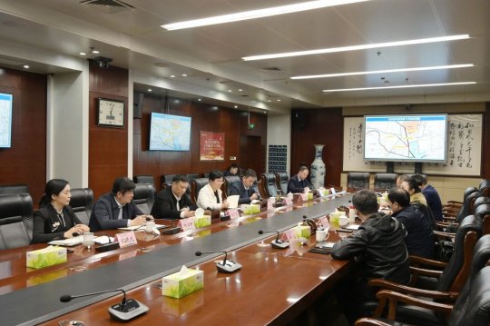 陳穎聽取集團公司港航經濟發展工作匯報