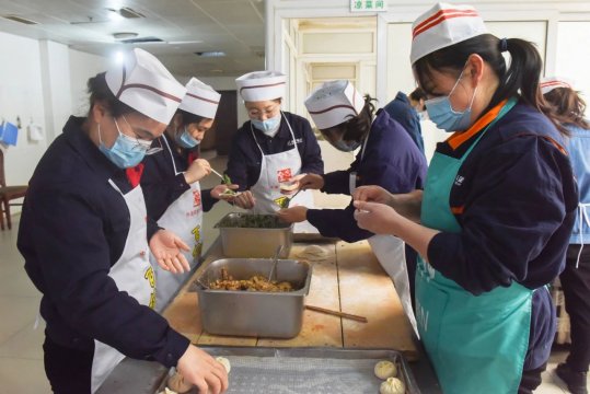霄云煤礦：巧手幫廚送溫暖 愛心縫補蘊真情