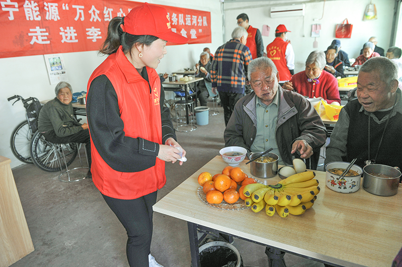 濟寧能源“萬眾紅心”志愿者服務隊孤寡老人們送去溫暖和關愛。.jpg