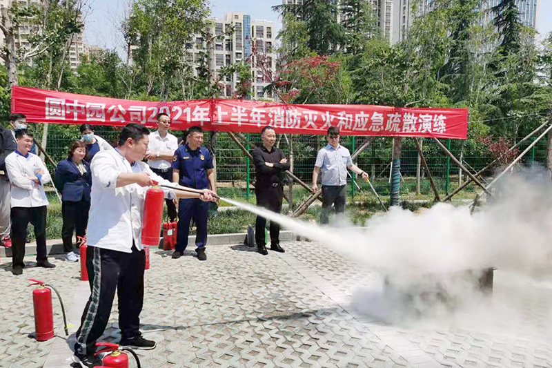 圓中園公司：2021.05.20.后廚人員進行現場滅火操作（王震）.jpg