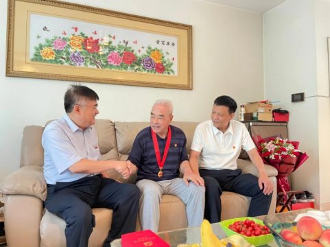 市國資委領導帶隊走訪慰問集團公司老黨員和困難黨員