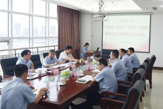 張學生參加指導安居煤礦領導班子民主生活會