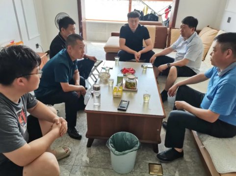 閔維到物貿分公司興縣辦事處慰問職工