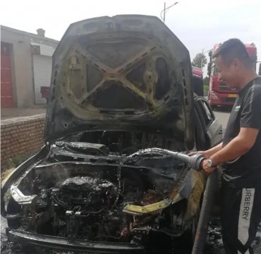暖心一幕丨轎車自燃，情況危急！物資公司、朱家峁煤礦職工火速救援