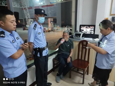 暖心丨八旬老人深夜街頭迷路 新世紀加油站職工傾情相助幫其找家人