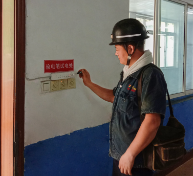 霄云煤礦：電筆檢驗“小插排”擰緊用電作業“安全弦”