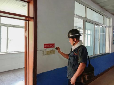 霄云煤礦電筆檢驗“小插排” 擰緊用電作業“安全弦”