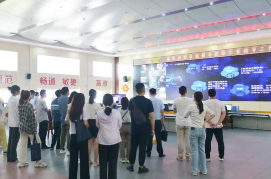 集團公司新招聘大學生到安居煤礦參觀交流