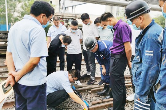 霄云煤礦開展“軌道線路敷設標準”專題培訓