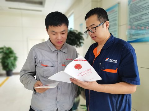 學標準·對標準·落實標準丨民生熱能：發放標準規范書籍  全員學習充電忙