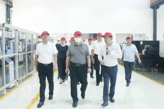 張國洲到精密制造產業園聯系服務企業報到并調研