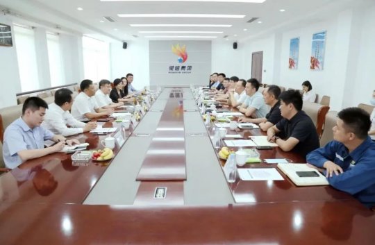 張廣宇陪同豐家雷對接榮信集團推動產業合作