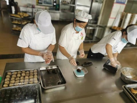 安居煤礦：自制月餅迎佳節