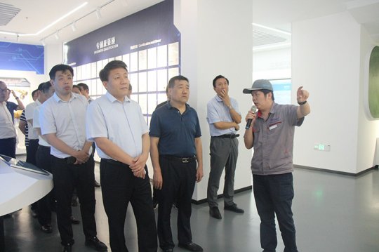 曾凡玉到精密制造產業園參觀調研