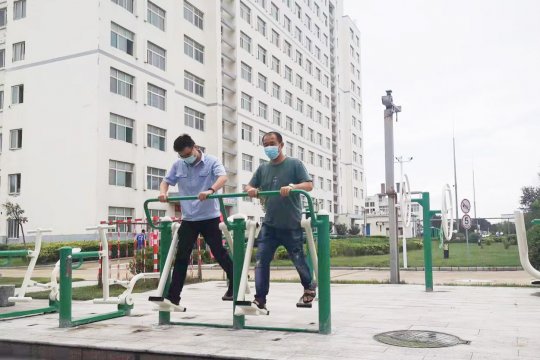 我為職工辦實事丨霄云煤礦為職工安裝健身器材實現健康共享
