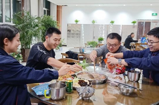 我為職工辦實事丨朱家峁煤礦“鴛鴦火鍋”讓你愛上陜北的冬天