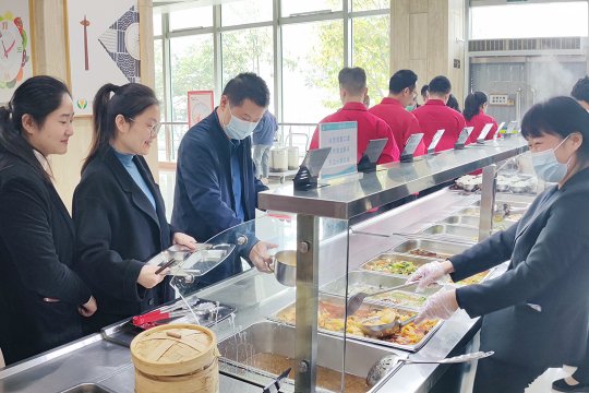 免費飯菜，吃到心里熱騰騰