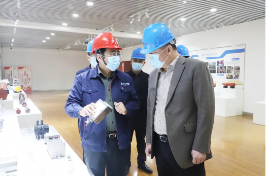 于勝濤就攀登工程企業情況現場辦公