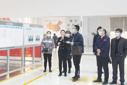 新華社記者到精密制造產業園調研參觀
