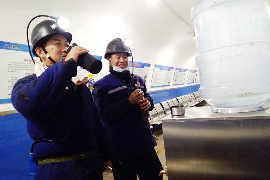 我為職工辦實事丨霄云煤礦為井下職工配備防爆飲水機