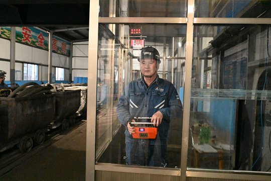 我為職工辦實事丨霄云煤礦為井口崗位工安裝玻璃“暖房”