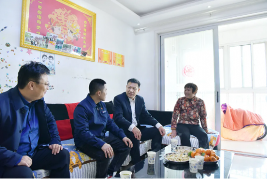 張廣宇走訪慰問集團勞模和困難黨員