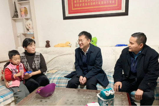 王崇景走訪慰問集團勞模和困難職工