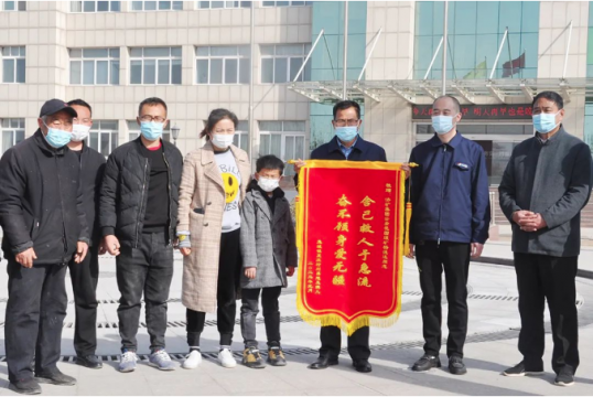 縱身一躍！他舍命勇救落水兒童