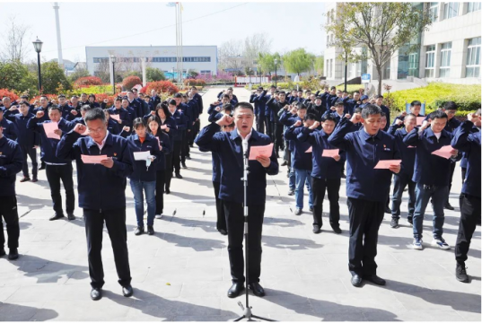 花園煤礦：舉行“打造千億級集團 我來擔當我來干”集體宣誓暨簽字儀式