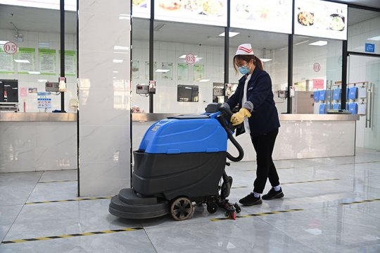 霄云煤礦丨手推洗地機投入使用  讓職工餐廳更“光彩”