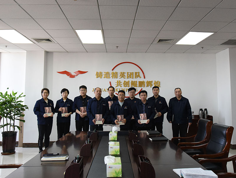 鯤鵬公司：打造千億級集團 我來擔當我來干 鯤鵬公司開展讀書日總經理贈書活動（薛皛皛）.JPG