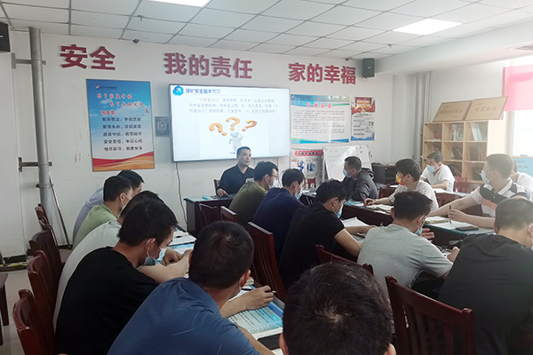 金橋煤礦專職安全員上講臺.jpg