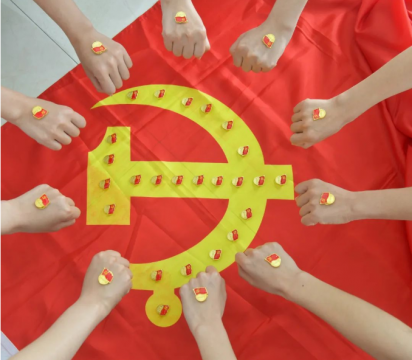 把黨旗插遍業務的前沿陣地