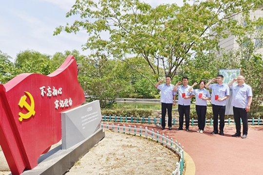 花園煤礦舉行黨員集體入黨宣誓儀式