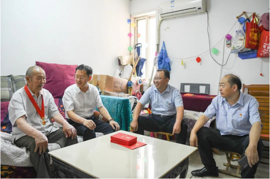 集團公司領導帶隊走訪慰問困難黨員和老黨員